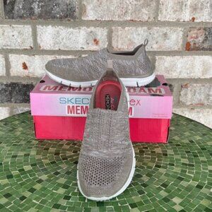 SKECHERS GLIDER STUNNER TAUPE 6.5 WIDE FIT